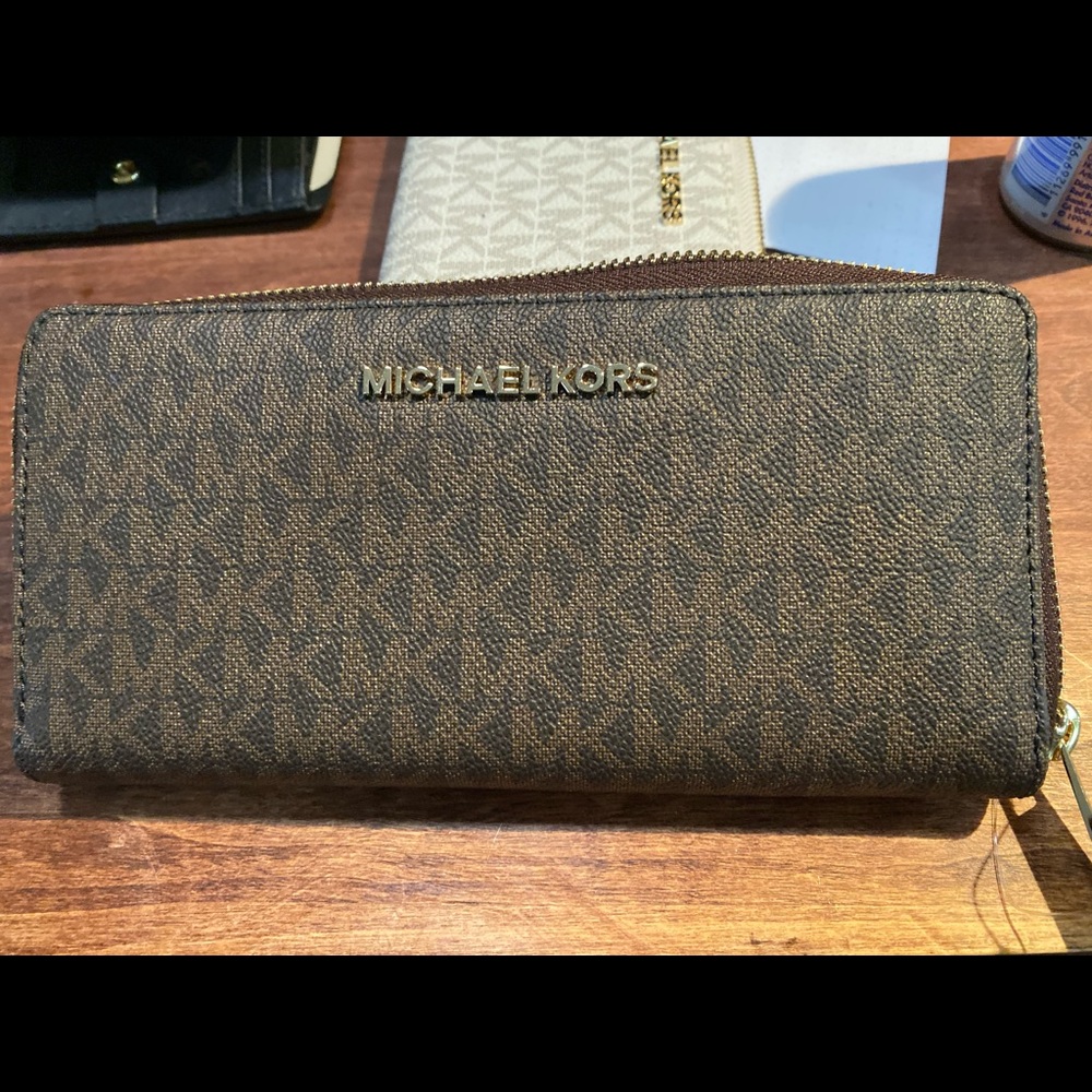 Micheal kors wallet brown